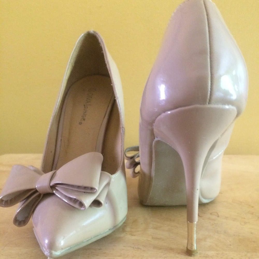 Nude Bow Pump with Gold Tipped Heels!